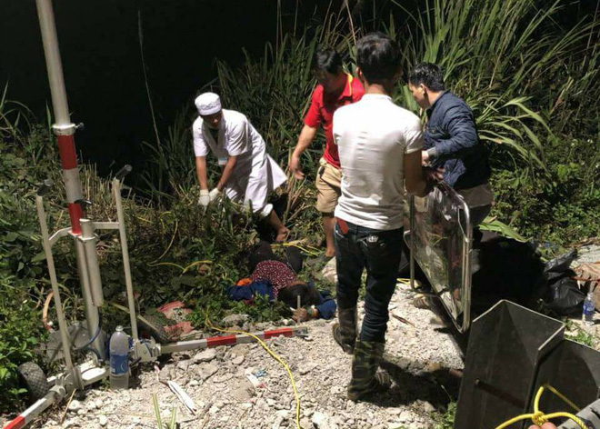 Người bị thương nằm la liệt ở hiện trường xe khách rơi xuống vực sâu 70m đèo Lò Xo