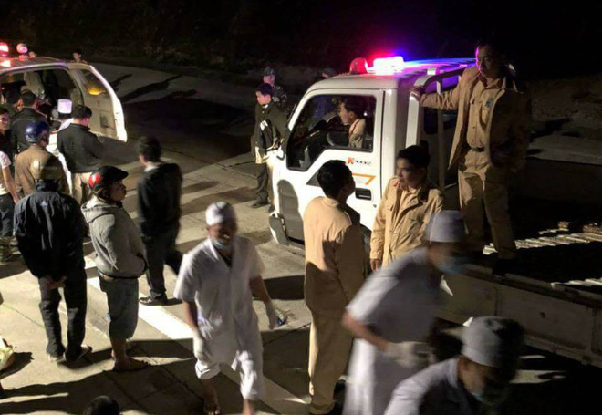 Người bị thương nằm la liệt ở hiện trường xe khách rơi xuống vực sâu 70m đèo Lò Xo