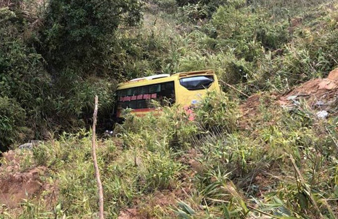 Người bị thương nằm la liệt ở hiện trường xe khách rơi xuống vực sâu 70m đèo Lò Xo