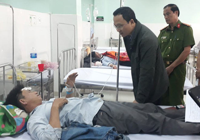 Khoảnh khắc xe khách lao tốc độ cao xuống vực sâu 70 m trên đèo Lò Xo