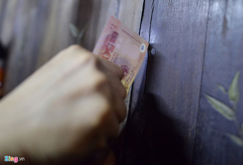 Chen lấn, cướp lộc, sờ đồ vật đêm khai ấn đền Trần