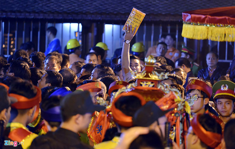 Chen lấn, cướp lộc, sờ đồ vật đêm khai ấn đền Trần