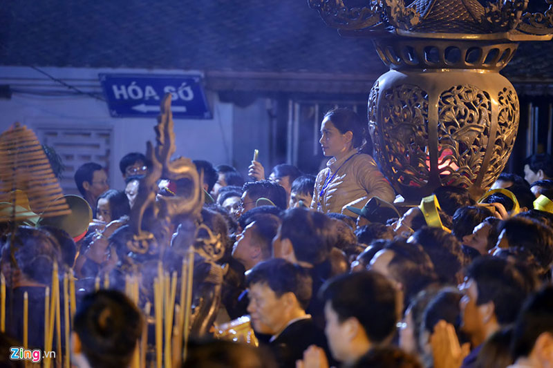 Chen lấn, cướp lộc, sờ đồ vật đêm khai ấn đền Trần