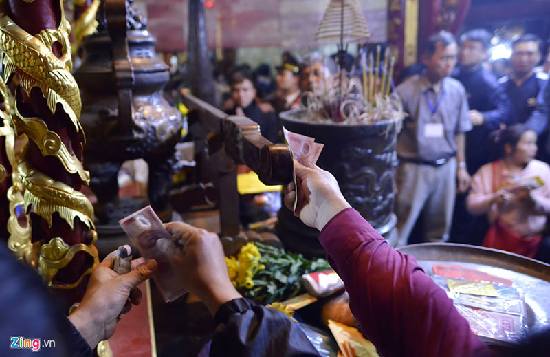 Chen lấn, cướp lộc, sờ đồ vật đêm khai ấn đền Trần