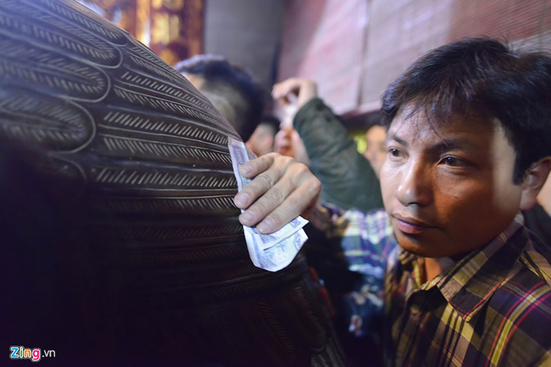 Chen lấn, cướp lộc, sờ đồ vật đêm khai ấn đền Trần