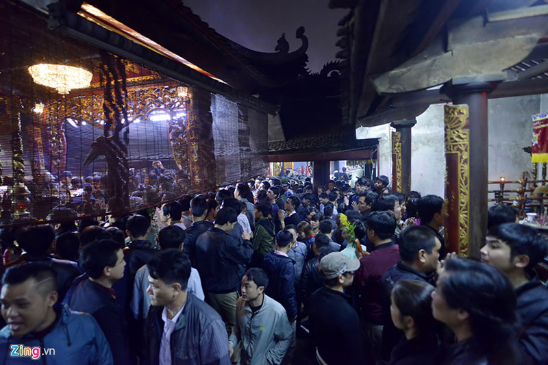 Chen lấn, cướp lộc, sờ đồ vật đêm khai ấn đền Trần