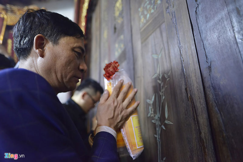 Chen lấn, cướp lộc, sờ đồ vật đêm khai ấn đền Trần