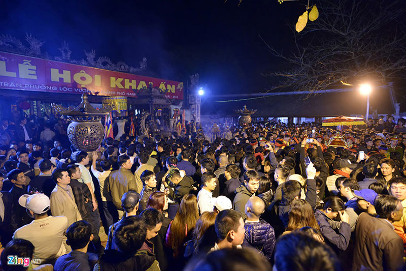 Chen lấn, cướp lộc, sờ đồ vật đêm khai ấn đền Trần