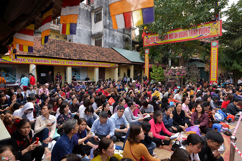 Chen lấn xin lộc trong lễ cầu an ở chùa Phúc Khánh