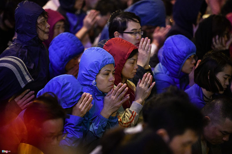 Chen lấn xin lộc trong lễ cầu an ở chùa Phúc Khánh