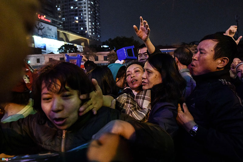 Chen lấn xin lộc trong lễ cầu an ở chùa Phúc Khánh