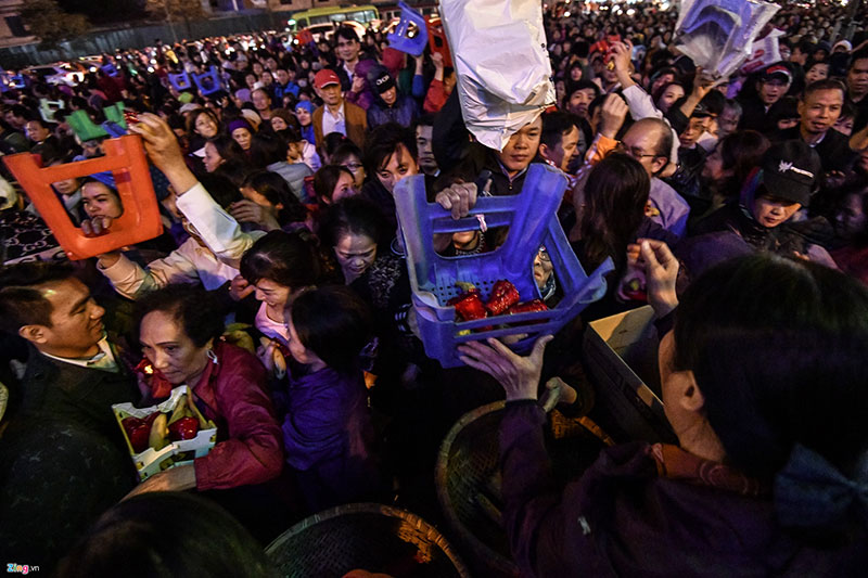 Chen lấn xin lộc trong lễ cầu an ở chùa Phúc Khánh