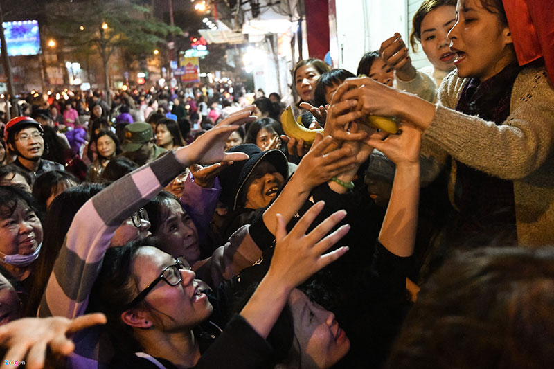 Chen lấn xin lộc trong lễ cầu an ở chùa Phúc Khánh