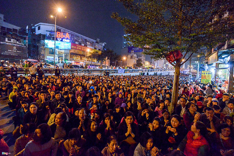 Chen lấn xin lộc trong lễ cầu an ở chùa Phúc Khánh