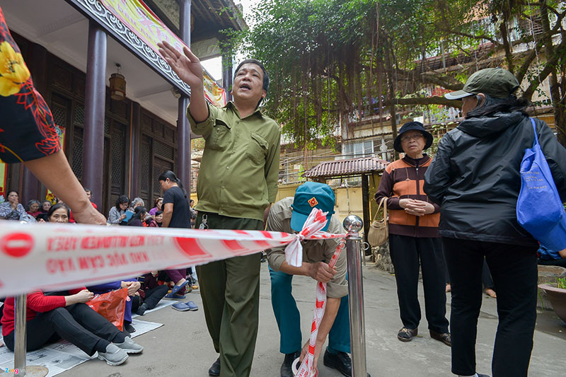 Chen lấn xin lộc trong lễ cầu an ở chùa Phúc Khánh