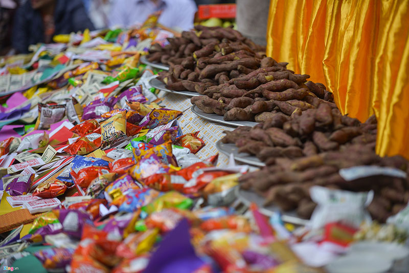 Chen lấn xin lộc trong lễ cầu an ở chùa Phúc Khánh