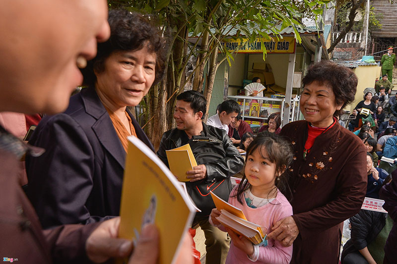 Chen lấn xin lộc trong lễ cầu an ở chùa Phúc Khánh