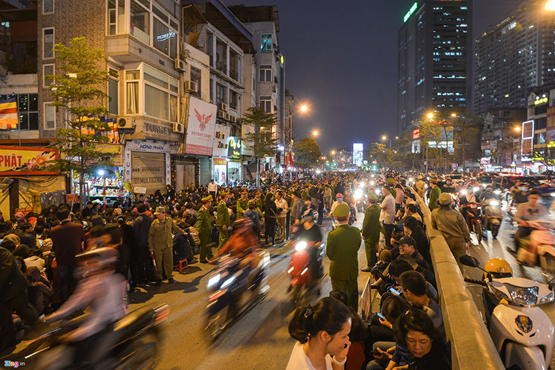 Chen lấn xin lộc trong lễ cầu an ở chùa Phúc Khánh