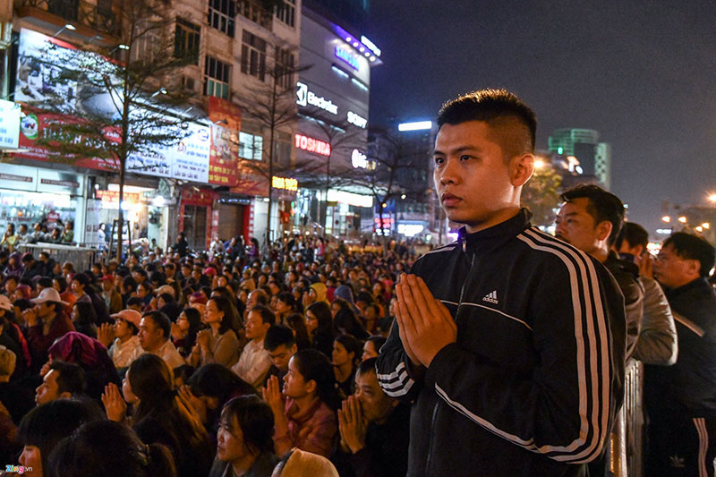 Chen lấn xin lộc trong lễ cầu an ở chùa Phúc Khánh