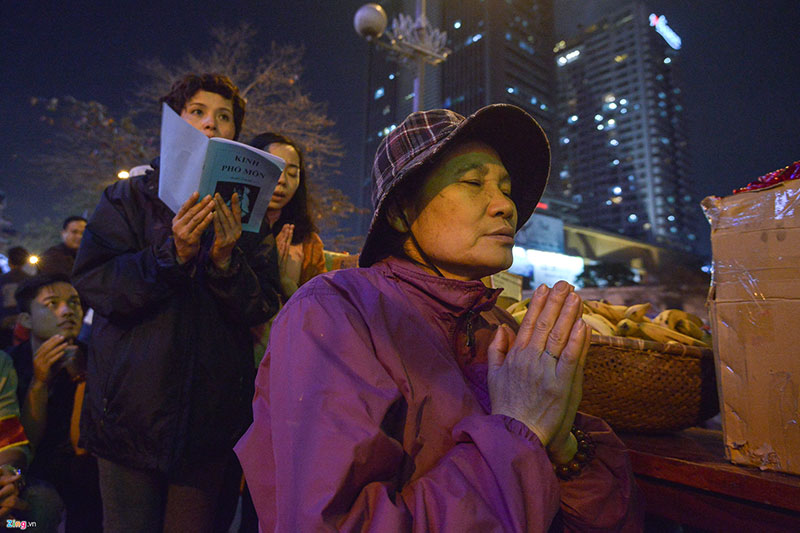 Chen lấn xin lộc trong lễ cầu an ở chùa Phúc Khánh