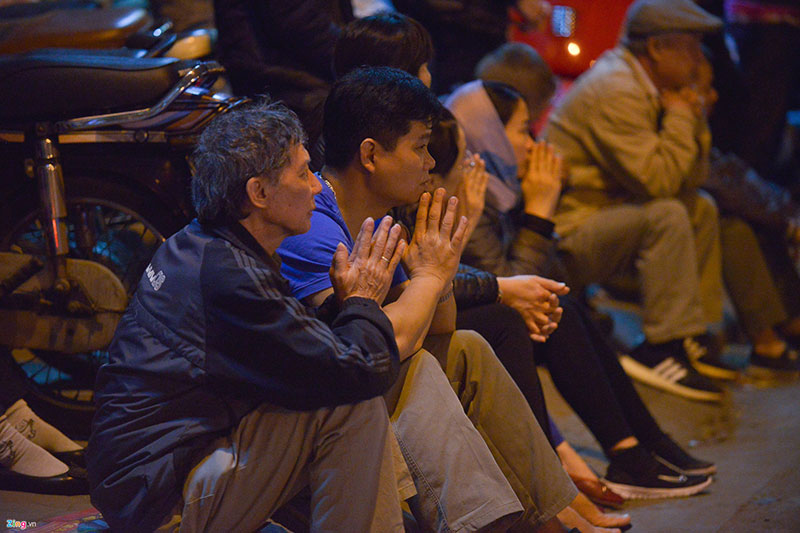 Chen lấn xin lộc trong lễ cầu an ở chùa Phúc Khánh