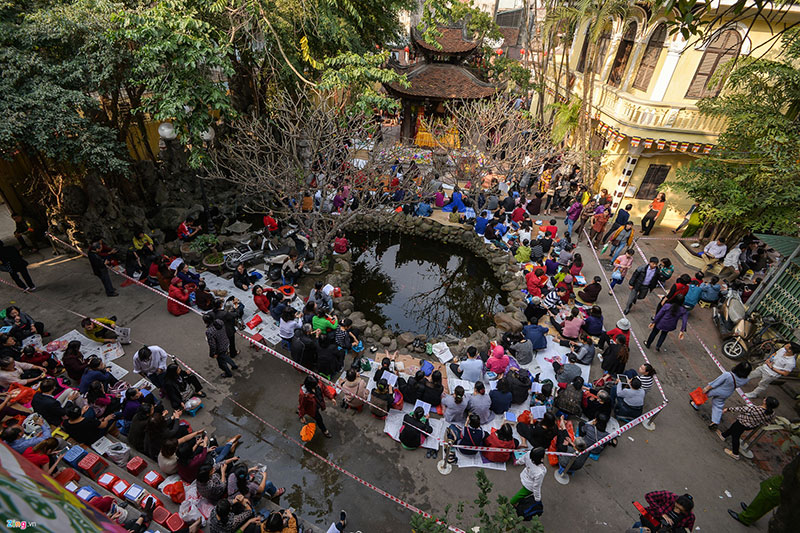 Chen lấn xin lộc trong lễ cầu an ở chùa Phúc Khánh