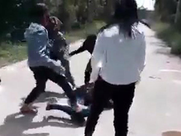 Bị đâm thấu bụng vì đứng ngoài chỉ đòn cho bạn gái đánh nhau