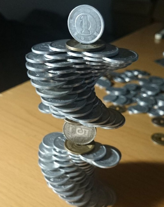 Chàng trai Nhật Bản xếp đồng xu dựng đứng đến khó tin