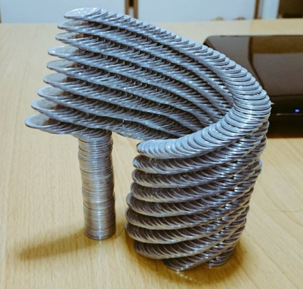 Chàng trai Nhật Bản xếp đồng xu dựng đứng đến khó tin