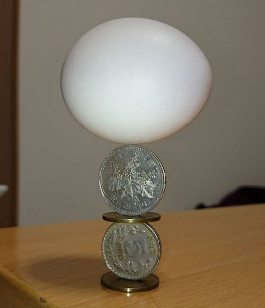 Chàng trai Nhật Bản xếp đồng xu dựng đứng đến khó tin