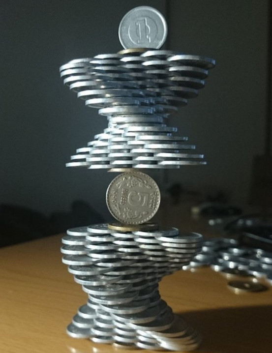 Chàng trai Nhật Bản xếp đồng xu dựng đứng đến khó tin