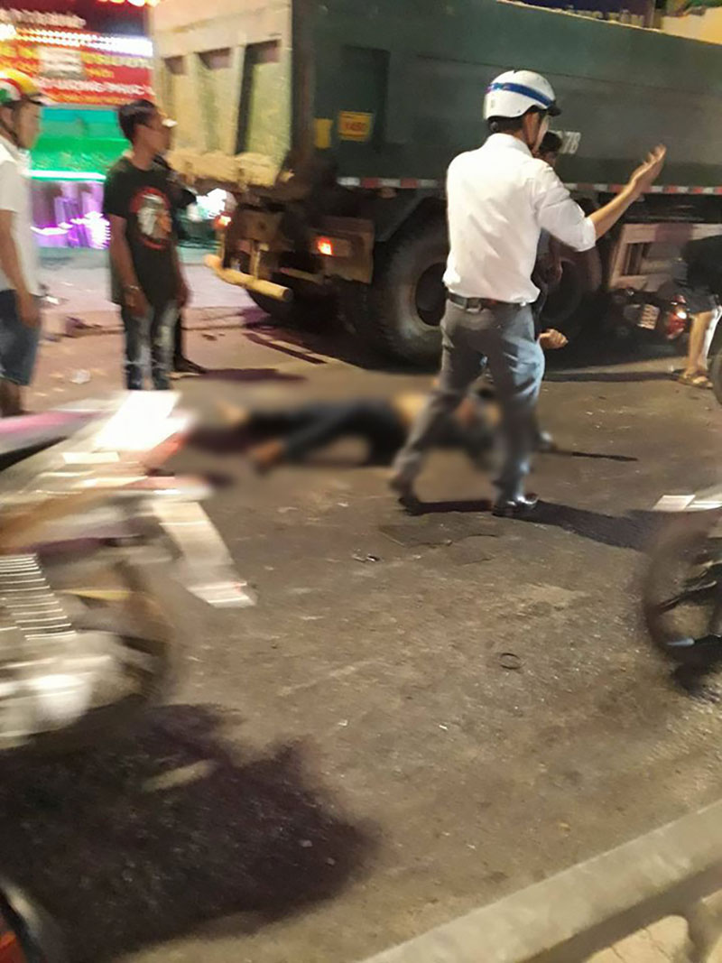 Hiện trường vụ xe ben mất lái gây tai nạn kinh hoàng ở Sài Gòn: Nhiều nạn nhân cùng mảnh vỡ xe máy nằm la liệt trên đường