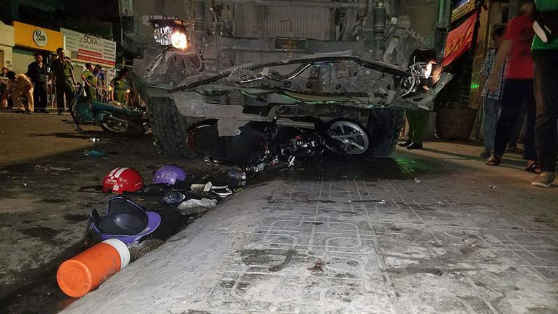 Hiện trường vụ xe ben mất lái gây tai nạn kinh hoàng ở Sài Gòn: Nhiều nạn nhân cùng mảnh vỡ xe máy nằm la liệt trên đường