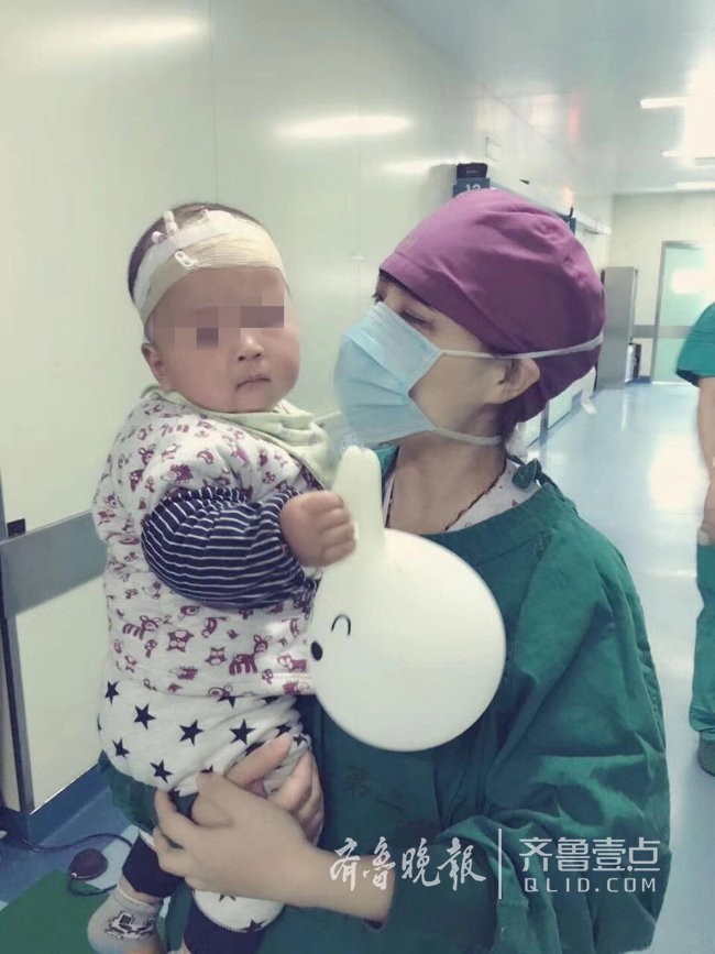 Y tá ân cần quỳ bên bàn mổ suốt cả tiếng đồng hồ để cầm điện thoại cho bệnh nhi xem hoạt hình