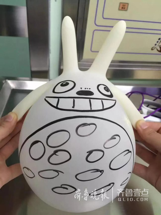 Y tá ân cần quỳ bên bàn mổ suốt cả tiếng đồng hồ để cầm điện thoại cho bệnh nhi xem hoạt hình