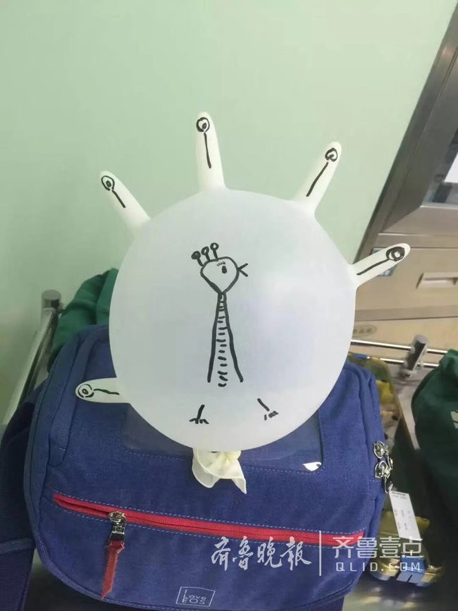 Y tá ân cần quỳ bên bàn mổ suốt cả tiếng đồng hồ để cầm điện thoại cho bệnh nhi xem hoạt hình