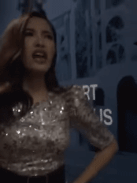 Clip: Có sao Việt nào như Bích Phương, vừa chụp ảnh với fan vừa than... đau nách!