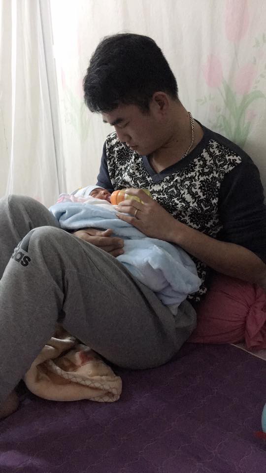 Hình ảnh ông bố dỗ dành đút cháo cho con khiến nhiều chị em ngưỡng mộ: Chỉ thiếu mỗi ti để cho con bú còn đâu chồng làm được tất