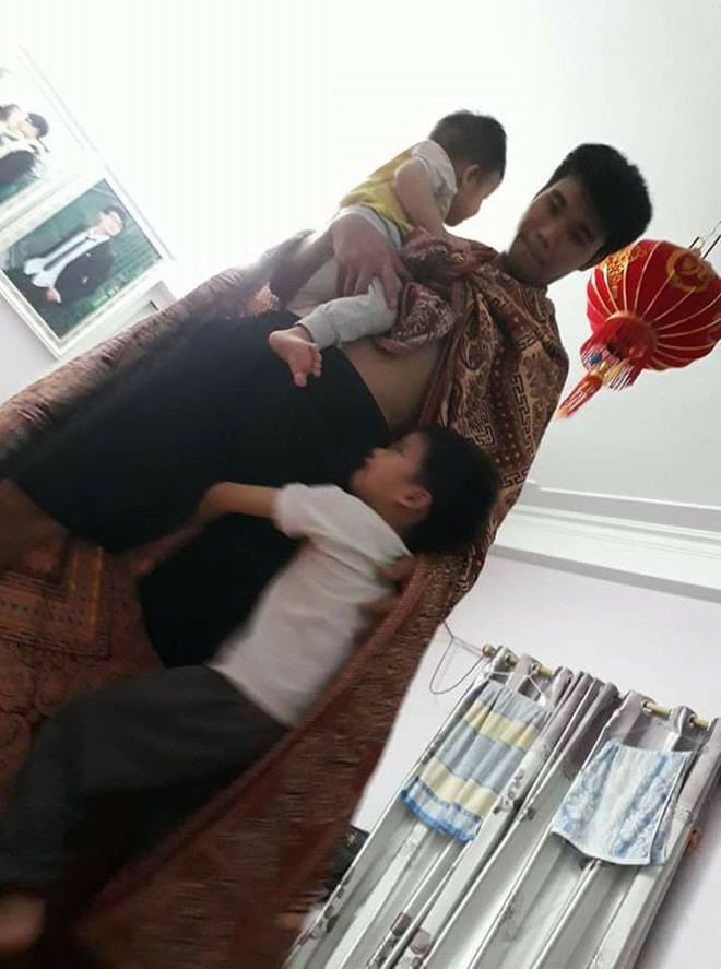 Hình ảnh ông bố dỗ dành đút cháo cho con khiến nhiều chị em ngưỡng mộ: Chỉ thiếu mỗi ti để cho con bú còn đâu chồng làm được tất