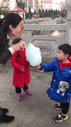 Clip: Khi cậu bé đáng yêu thảo ăn nhưng lại bị chơi khăm ngay trước mắt Clip: Khi cậu bé đáng yêu thảo ăn nhưng lại bị chơi khăm ngay trước mắt
