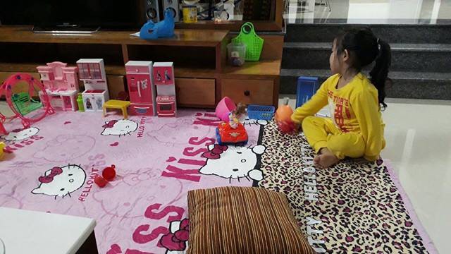 Hình ảnh chị cô đơn nằm ở phòng khách đợi mẹ ru em khiến trái tim mẹ 2 con nhói đau, câu chuyện phía sau còn thú vị hơn