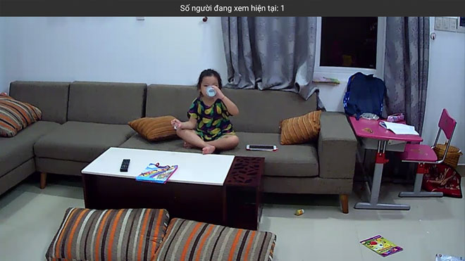 Hình ảnh chị cô đơn nằm ở phòng khách đợi mẹ ru em khiến trái tim mẹ 2 con nhói đau, câu chuyện phía sau còn thú vị hơn Hình ảnh chị cô đơn nằm ở phòng khách đợi mẹ ru em khiến trái tim mẹ 2 con nhói đau, câu chuyện phía sau còn thú vị hơn
