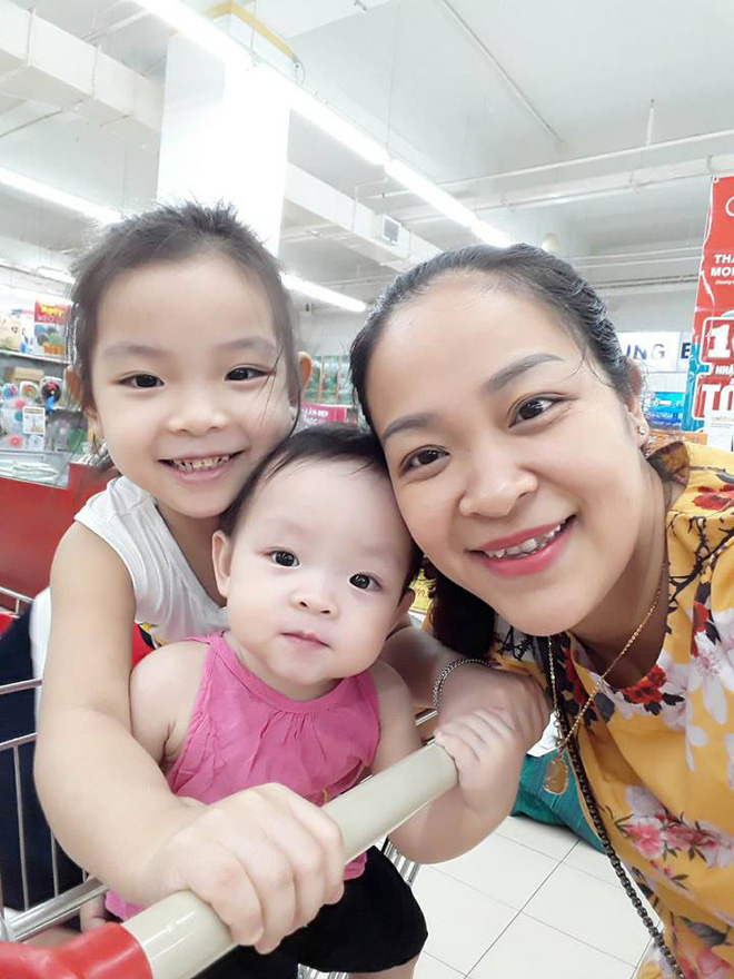 Hình ảnh chị cô đơn nằm ở phòng khách đợi mẹ ru em khiến trái tim mẹ 2 con nhói đau, câu chuyện phía sau còn thú vị hơn