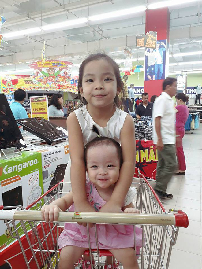 Hình ảnh chị cô đơn nằm ở phòng khách đợi mẹ ru em khiến trái tim mẹ 2 con nhói đau, câu chuyện phía sau còn thú vị hơn