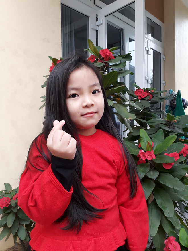 Hình ảnh chị cô đơn nằm ở phòng khách đợi mẹ ru em khiến trái tim mẹ 2 con nhói đau, câu chuyện phía sau còn thú vị hơn Hình ảnh chị cô đơn nằm ở phòng khách đợi mẹ ru em khiến trái tim mẹ 2 con nhói đau, câu chuyện phía sau còn thú vị hơn