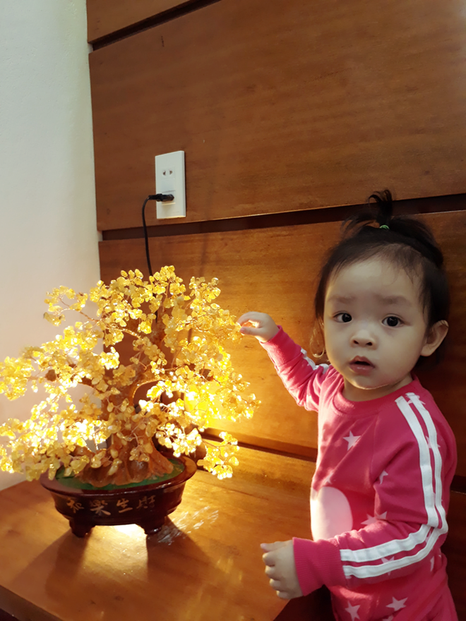 Hình ảnh chị cô đơn nằm ở phòng khách đợi mẹ ru em khiến trái tim mẹ 2 con nhói đau, câu chuyện phía sau còn thú vị hơn Hình ảnh chị cô đơn nằm ở phòng khách đợi mẹ ru em khiến trái tim mẹ 2 con nhói đau, câu chuyện phía sau còn thú vị hơn