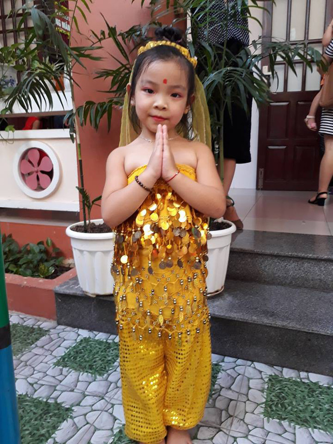 Hình ảnh chị cô đơn nằm ở phòng khách đợi mẹ ru em khiến trái tim mẹ 2 con nhói đau, câu chuyện phía sau còn thú vị hơn