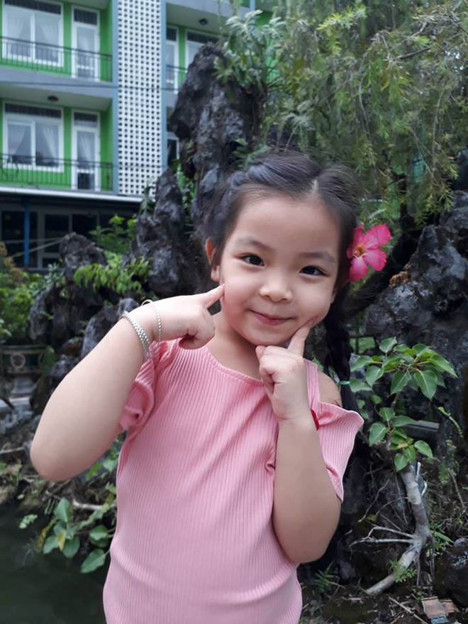Hình ảnh chị cô đơn nằm ở phòng khách đợi mẹ ru em khiến trái tim mẹ 2 con nhói đau, câu chuyện phía sau còn thú vị hơn Hình ảnh chị cô đơn nằm ở phòng khách đợi mẹ ru em khiến trái tim mẹ 2 con nhói đau, câu chuyện phía sau còn thú vị hơn