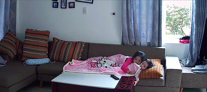 Hình ảnh chị cô đơn nằm ở phòng khách đợi mẹ ru em khiến trái tim mẹ 2 con nhói đau, câu chuyện phía sau còn thú vị hơn