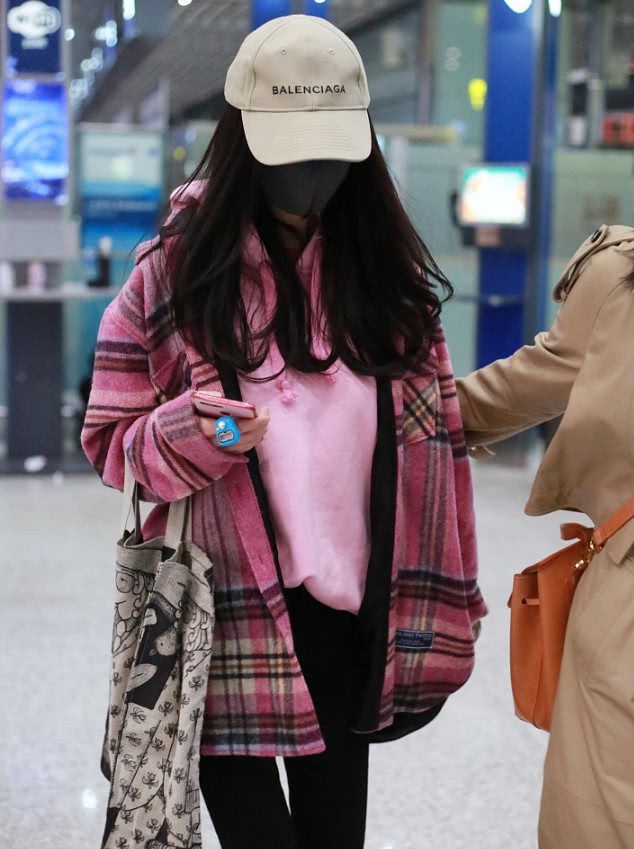 Dương Mịch trùm kín khi xuất hiện sau ồn ào không về nhà ăn Tết